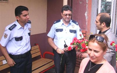 Ardahan'da Polislerin Yoluna Karanfil Serdiler!