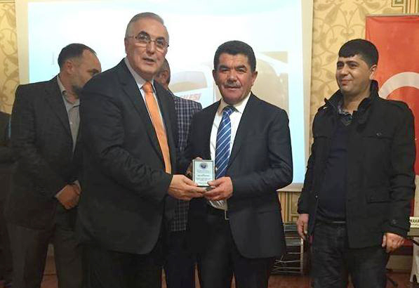 CHP'li Öğüt çalışıyor, sevgi ve plaketini alıyor