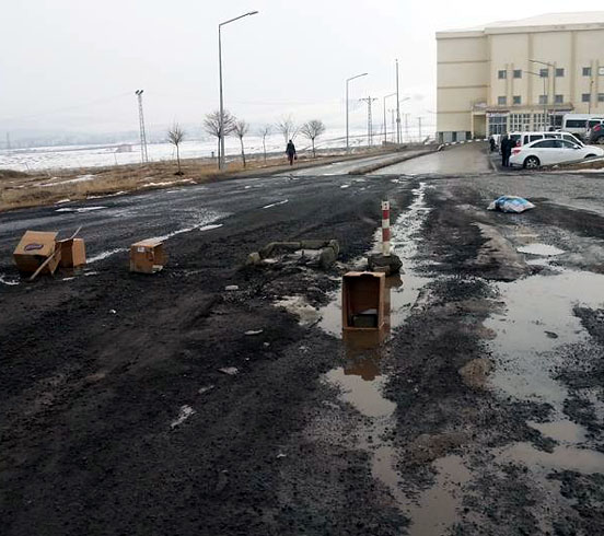 Ardahan'da araçlar yollardan dolayı perte çıkıyor