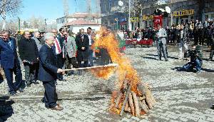 Vali Nevruz ateşini yaktı