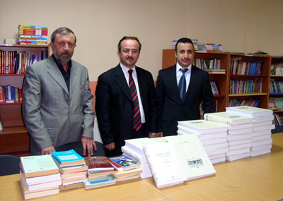 Göle Müftülüğünden İmam Hatip'e Kitap Bağışı