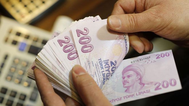 Piyasada sahte 200 lira paniği yaşanıyor.