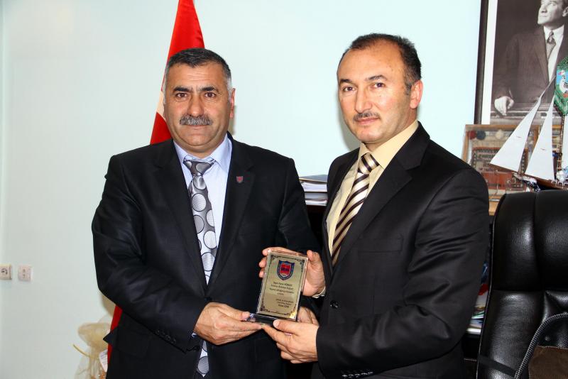 Özerden Başkan Köksoy ve Bulduka plaket