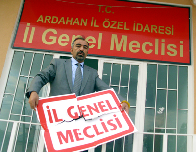 Neldet Kanbir'in Gözleri Yaşarıyor!