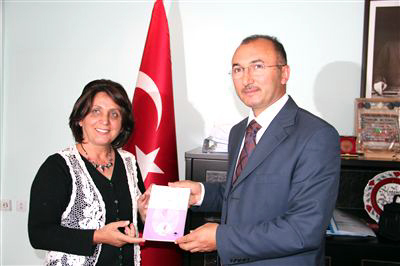 Başkan Köksoy'dan  Yazar Sona Bilgin'e Plaket