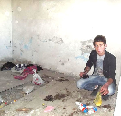 Göle&#8217;de Harabe Binalar Sarhoşların Mekanı Oldu!