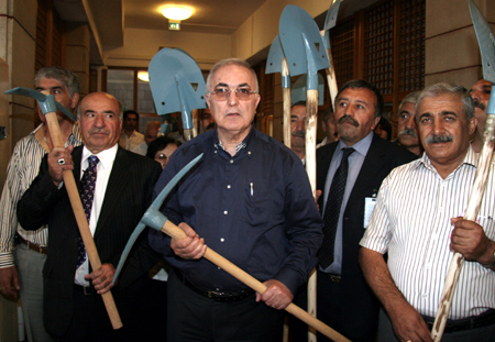 Adliye için TBMM&#8217;de Kazma Kürekli Basın Toplantısı!