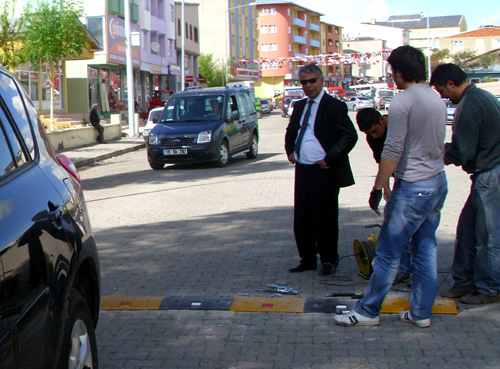 Ardahan Belediyesi yollara hız kesici kasisler yapıyor