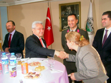 Yurt-kur Müdiresi Valinin Elini Öpüp Bayram Harçlığı İstedi