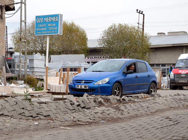 Ardahan Sanayide yollar patladı