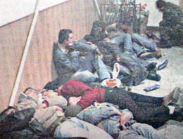 Askere giden Mehmetçik, kışlada sokak çocukları gibi yerlerde yatıyor!