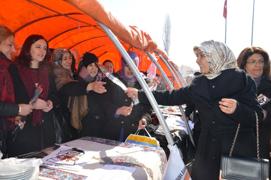 Ardahanlı Kadınlar El Emeklerini Sergiledi
