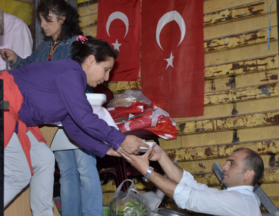 Ardahan MHP, Tır da iftar veriyor...