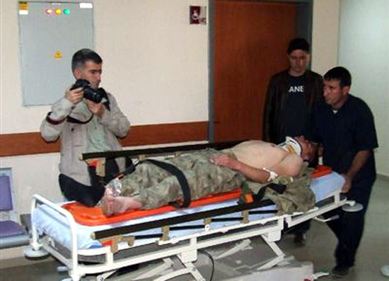 Göle'de Askeri Araç Şarampole Yuvarlandı: 8 Yaralı