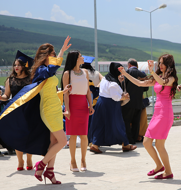 ARÜlü öğrenciler, halay  çekerek mezun oldular