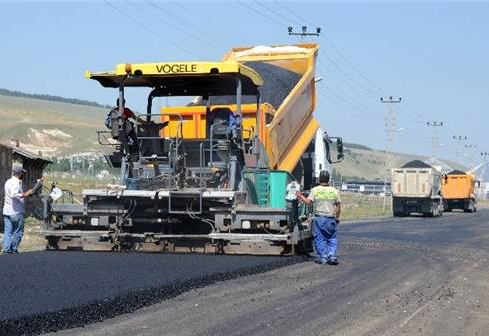 Ardahan-Kars Karayoluna sıcak asfalt