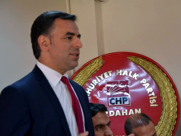 Dik durmayanlar, eğilmemiş olanlara laf ediyor