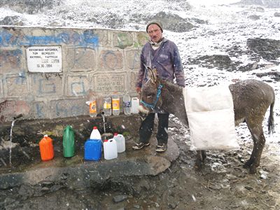 Yıl 2013: Onlar evlerine Eşekle su taşıyorlar