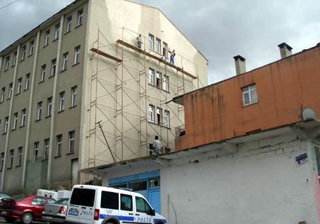 Devleti bu kafa batırıyor,binada güçlendirme yapacaklarına onarıma aldılar!