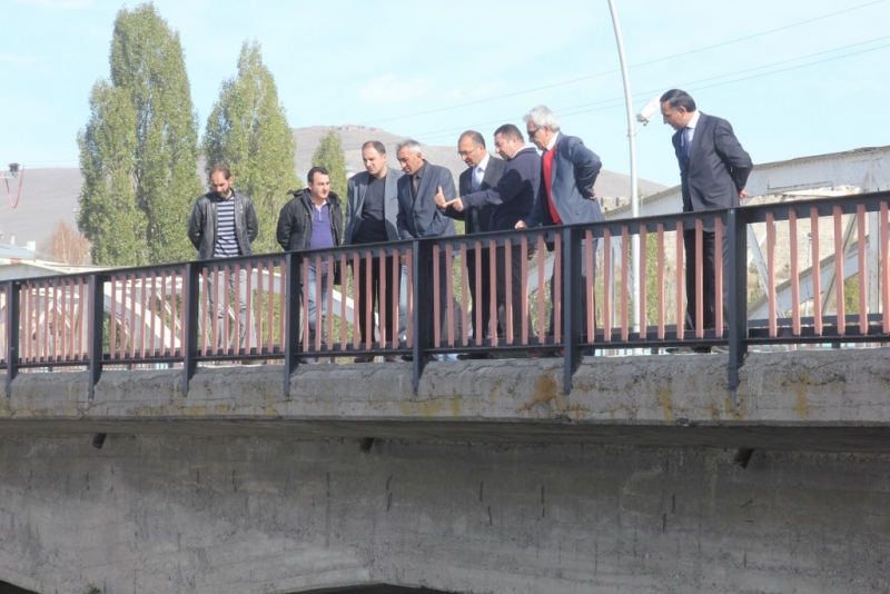 Başkan Köksoy: Boruyu köprüden çıkaracak