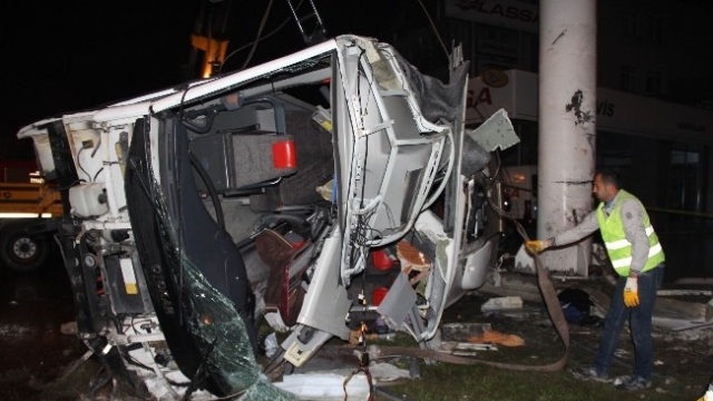 Cenazeden Dönen Otobüs  Kaza Yaptı: 4 Ölü, 16 Yaralı