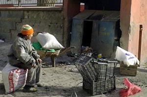 Okulda olmaları gerekirken kömür peşindeler
