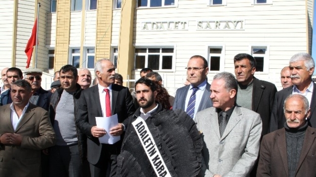 CHP'den Adliye Sarayına Siyah Çelenk