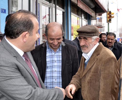 Mitat Çoban, siyasi  partilerin yapamadığını yapıyor!