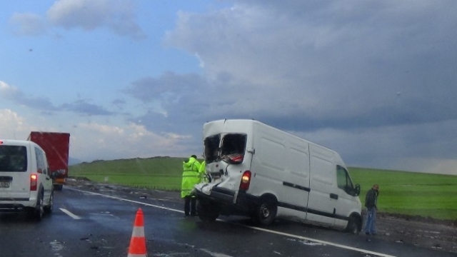 Kars'ta Dolu ve Yağmur Kazalara Neden Oldu