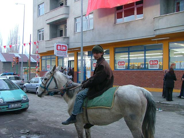 BİM&#8217;e tepkiler sürüyor