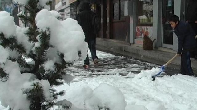 Ardahan'da lapa lapa kar yağışı havayı ısıttı