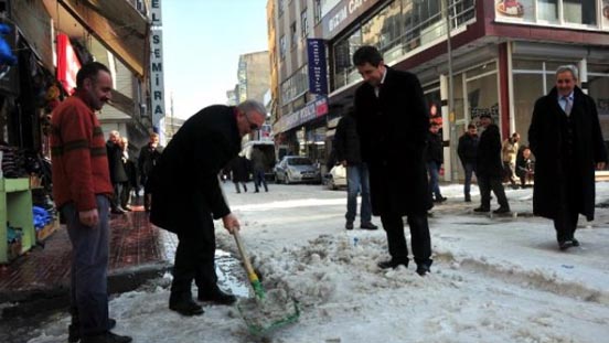 CHP'li Öğüt Van'da Kar Temizledi