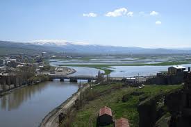 Kura Nehri giderse Göç kamyonları yola dizilir