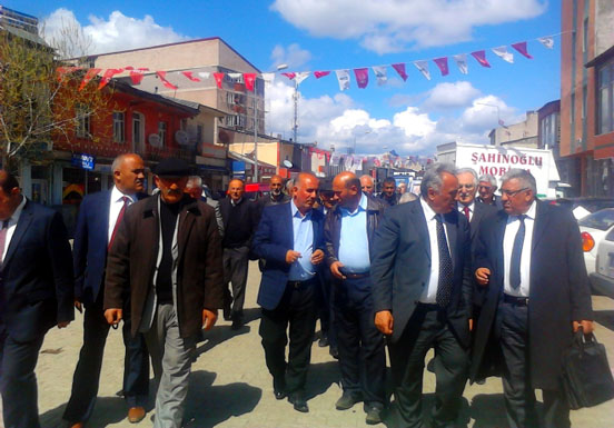 Dava adamları Göle'de Saffet Kaya'nın yanında