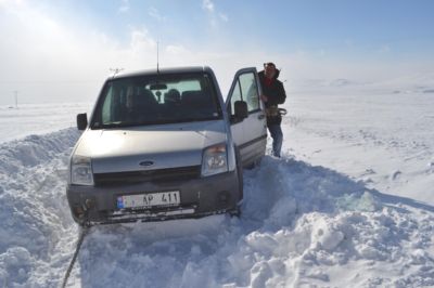 Kar Yolları Kapattı, Vatandaşlar Mahsur Kaldı