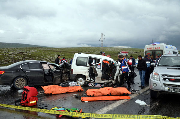 Zincirleme trafik kazası: 6 ölü, 17 yaralı