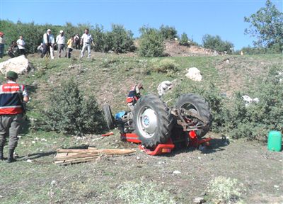 Traktör römorku devrildi: 1 yaralı