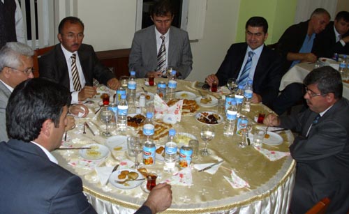 Belediye'den Ardahan Bürokrasisine iftar Yemeği ,(Ya Fakir Ve Yoksullara Ne) Verildi?