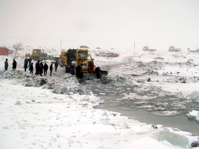 Donmuş gölün üzerinde yol açmaya kalkınca, göl sularına battı...