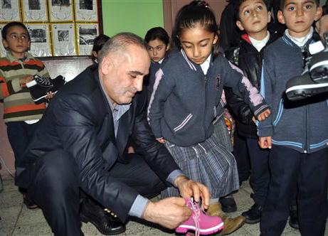 Coşkun Koleji'nden Ardahanlı Öğrencilere ayakkabı