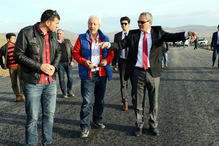 Ardahan-Göle karayolunda asfalt çalışması devam ediyor