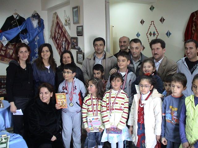 Satranç turnuvasında dereceye girenlere ödülleri verildi