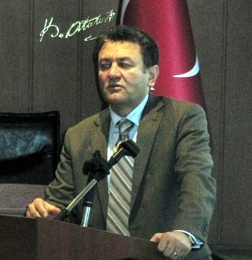 Mete Özdemir,  adaylık için nabız yokluyor