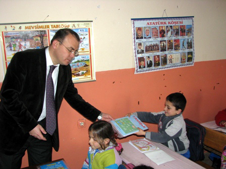 Kitaplar elde kalmasın diye Posof okumaya devam ediyor