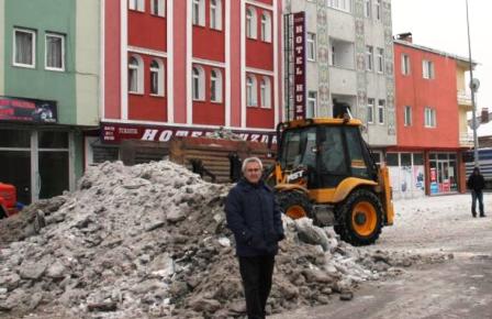 23 Şubat Tören Alanı Kar ve Buzdan Temizlendi