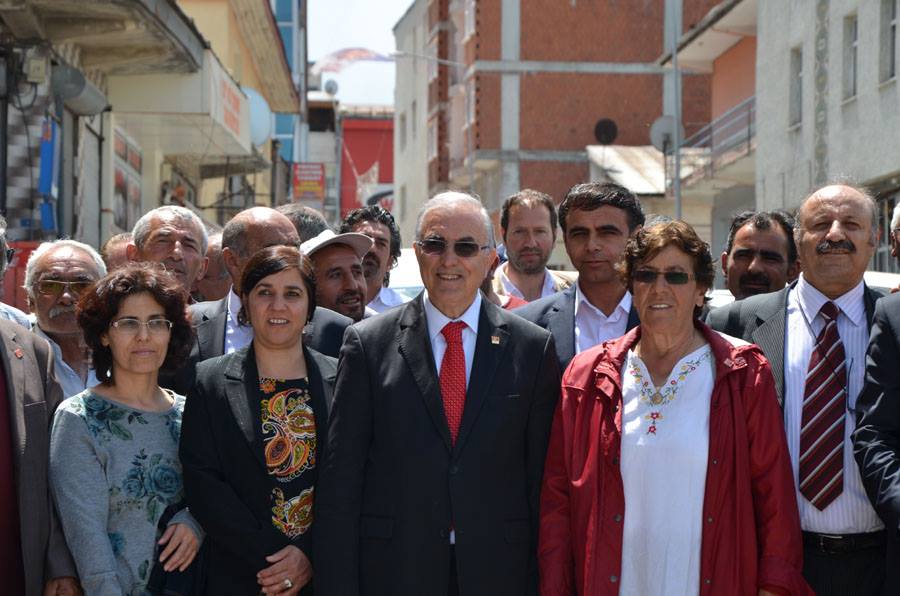 Her esnafın kapısından girdi ve onlara böyle seslendi