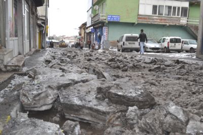 Ardahan Caddelerindeki Buz Kütleleri Kaydırılıyor