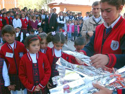 Ardahanlı Minikler Güllerle Karşılandı