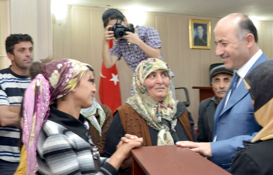 Vali Halkın sorunlarınızı dinliyor ve çözüyor