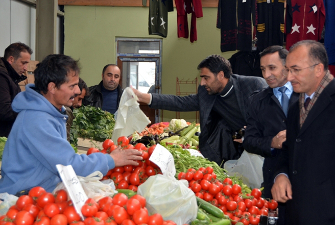 Başkan Köksoy, halk pazarını gezdi